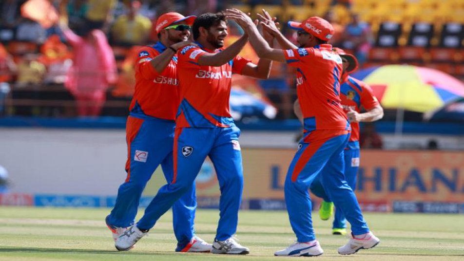 गुजरात की गेंदबाज़ी के दौरान टाई ने दो विकेट लिए, जबकि अग्रवाल, जडेजा, सिंह और स्मिथ को एक-एक सफलता हासिल हुई.