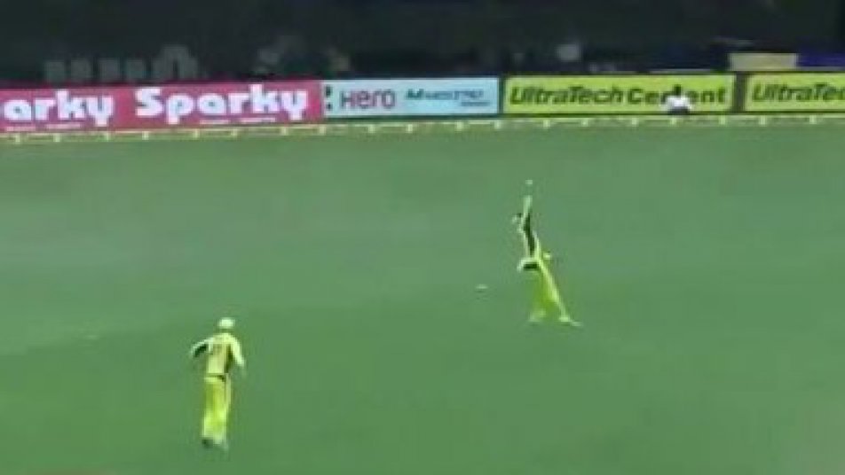 watch maxwell grabs a stunner to dismiss kohli 12123 WATCH: मैक्सवेल ने लपका विराट कोहली का मुश्किल कैच