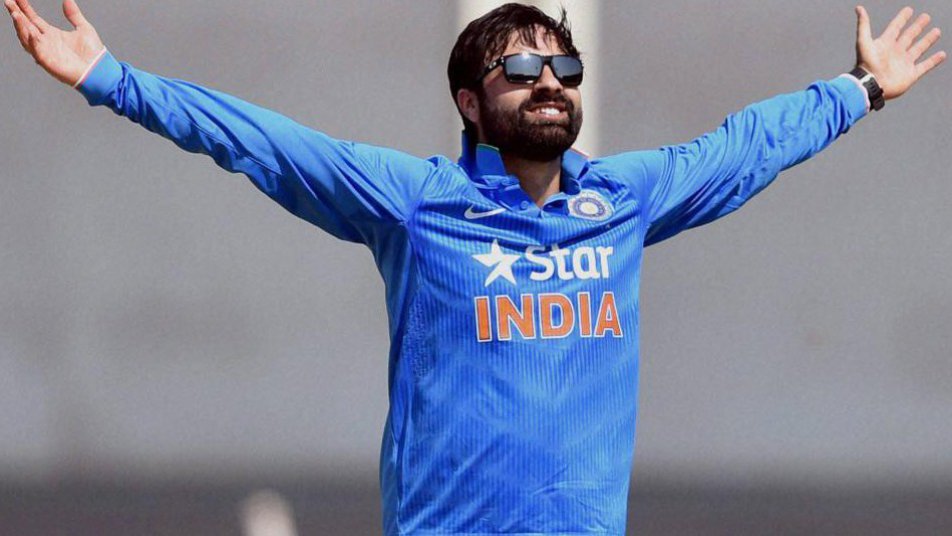 parvez rasool takes five as india blue fold for 177 12161 रसूल की शानदार गेंदबाजी के आगे इंडिया ब्लू 177 रनों पर ढेर