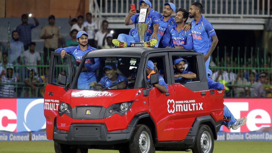 ms dhoni takes the wheel drives virat kohli and co across r premadasa stadium 11889 बुमराह को गिफ्ट में मिली कार में धोनी ने टीम इंडिया को कराई सैर