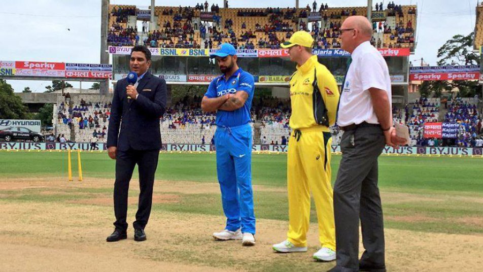 INDvsAUS: चौथे वनडे में ऑस्ट्रेलिया ने टॉस जीतकर चुनी बल्लेबाज़ी INDvsAUS: चौथे वनडे में ऑस्ट्रेलिया ने टॉस जीतकर चुनी बल्लेबाज़ी