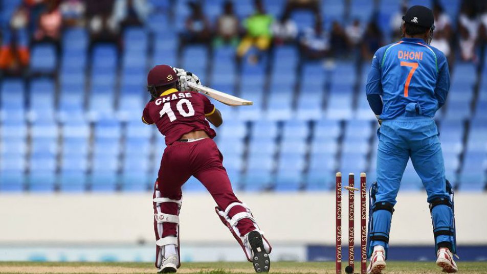 RECORD: एमएस धोनी ने बनाया पिछले 16 सालों का सबसे धीमा अर्धशतक