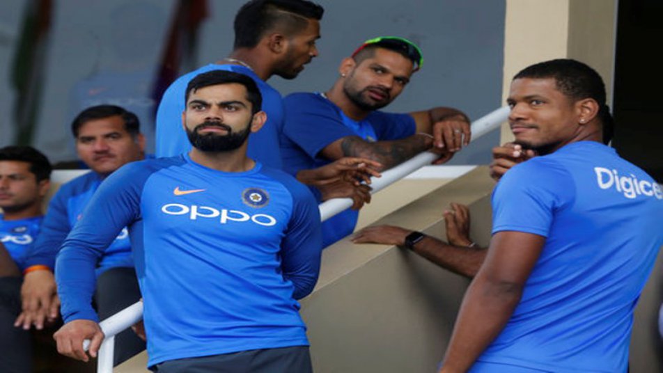 भारतीय टीम आज वेस्टइंडीज के खिलाफ जमैका में आखिरी वनडे मैच खेलने उतरेगी. टीम इंडिया सीरीज में 2-1 से आगे है ऐसे में कप्तान विराट कोहली चाहेंगे कि वे आखिरी मैच को जीतकर 3-1 से सीरीज अपने नाम करें.