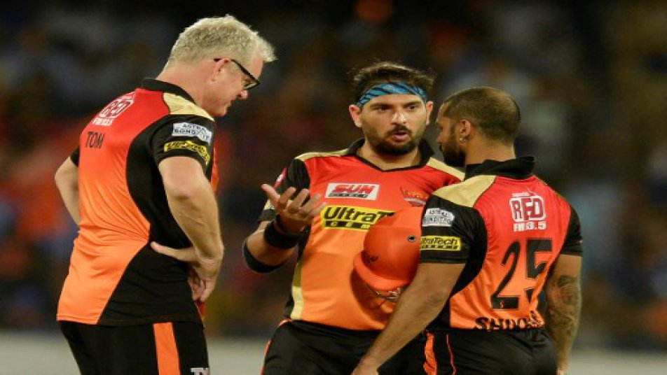 टॉम मूडी:
लंबे समय से टीम इंडिया के कोच पद के लिए अप्लाई कर रहे ऑस्ट्रेलिया के टॉम मूडी भी इस रेस में शामिल हैं. सबसे पहले उन्होंने साल 2005 में आवेदन किया था. तब ग्रेग चैपल को उनके स्थान पर नियुक्त किया गया. इसके बाद पिछले साल भी मूडी ने अप्लाई किया लेकिन अनिल कुंबले को कोच बनाया गया. एक बार फिर मूडू ने भारतीय टीम के कोच पद के लिए आवेदन किया है. बतौर कोच मूडी ने श्रीलंका क्रिकेट टीम को 2007 के वर्ल्ड कप में फाइनल तक पहुंचाया और पिछले साल हैदराबाद सनराइज़र्स को आईपीएल का पहला खिताब भी दिलवाया. 

टॉम मूडी ने ऑस्ट्रेलिया के लिए 76 वनडे और 8 टेस्ट भी खेले हैं.