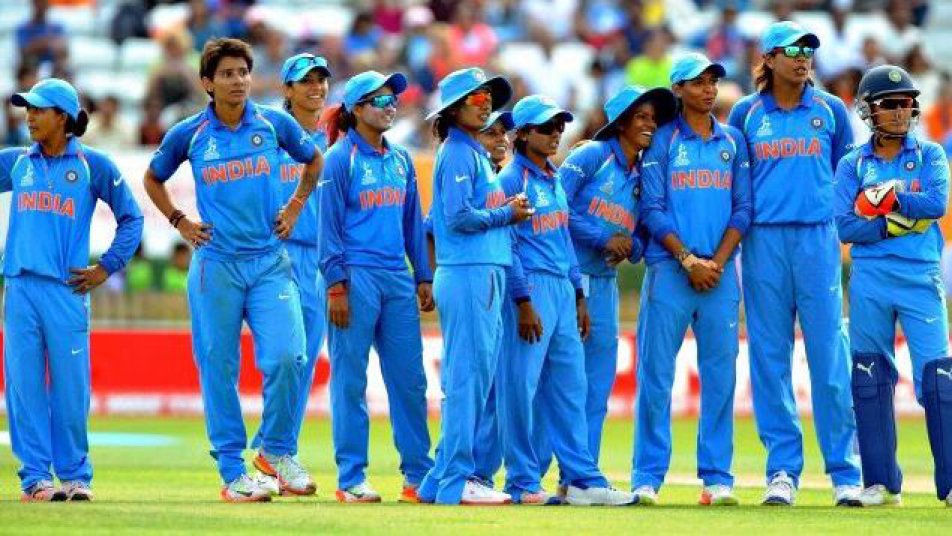 राजेश्वरी गायकवाड़ ने कल रात कमाल कर दिया, 15 रन देकर 5 विकेट चटकाकर उन्होंने भारत के लिए विश्वकप में सबसे सफल स्पेल भी किया. इससे पहले ये रिकॉर्ड एकता बिष्ट के नाम था, जिन्होंने 18 रन देकर 5 विकेट चटकाए थे.