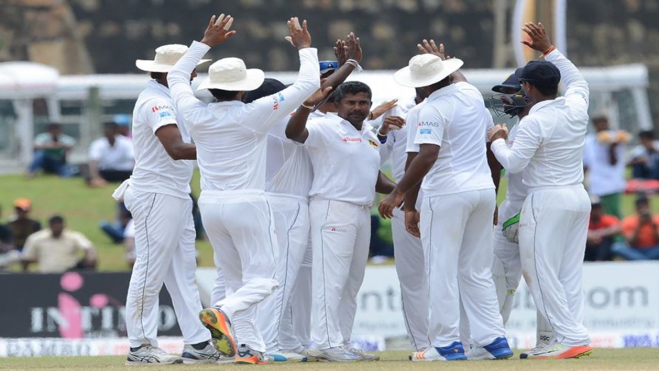 रंगना हेराथ ने जिम्बाब्वे के खिलाफ जारी टेस्ट मैच में चौथे दिन अपने 10 विकेट पूरे किए. हेराथ ने 10वां विकेट लेते ही भारत के दिग्गज स्पिनर अनिल कुंबले की बराबरी कर ली है.