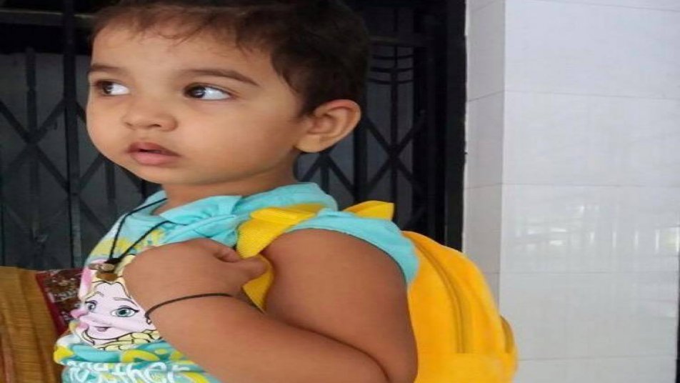 दरअसल शमी अपनी बेटी आईराह के जन्मदिन के मौके पर अपनी पत्नी की तस्वीरें सोशल मीडिया पर शेयर की जिसके बाद यूजर्स ने उन्हें ट्रोल करना शुरु कर दिया. 