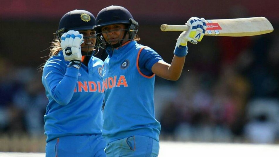 हरमनप्रीत कौर (नाबाद 171) की बेहतरीन पारी की मदद से टीम इंडिया विश्वकप 2017 के फाइनल में पहुंच गई है. हरमनप्रीत की पारी से मिले 282 रनों के लक्ष्य के दबाव का भारतीय गेंदबाजों ने भरपूर फायदा उठाते हुए मौजूदा विजेता आस्ट्रेलिया को महिला विश्व कप के दूसरे सेमीफाइनल मैच में 36 रनों से हराया.