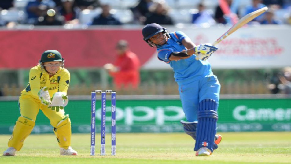 विश्वकप के सेमीफाइनल मुकाबले में हरमनप्रीत कौर ने ऐसी आतिश पारी खेली कि कई छोटे-बड़े रिकॉर्ड्स धवस्त कर दिए.