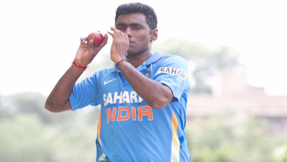 टीम इंडिया के लिए खेले क्रिकेटर परविंदर अवाना पर बीती रात हमला हो गया. ये पूरी घटना ग्रेटर नोएडा के कासना साइट-4 पर हुई. पुलिस से मिली जानकारी के मुताबिक पांच लोगों ने उनपर हमला किया. जिसके बाद वो मौका ए वारदात से फरार हो गए.