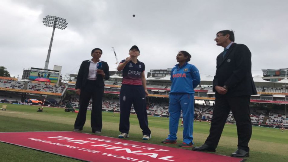 इंग्लैंड क्रिकेट टीम की कप्तान हीथर नाइट ने लॉर्ड्स क्रिकेट ग्राउंड पर रविवार को जारी आईसीसी महिला विश्व कप के फाइनल मैच में भारत के खिलाफ टॉस जीतकर पहले बल्लेबाजी का फैसला किया है.