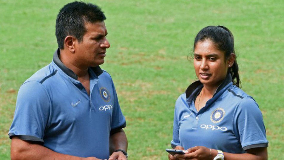 यह मैच भारत के लिए बेहद अहम है, क्योंकि भारतीय टीम पहली बार खिताबी जीत हासिल करने का भरसक प्रयास करेगी. इससे पहले, भारत ने 2005 में मिताली राज की कप्तानी में टूर्नामेंट के फाइनल में प्रवेश किया था.