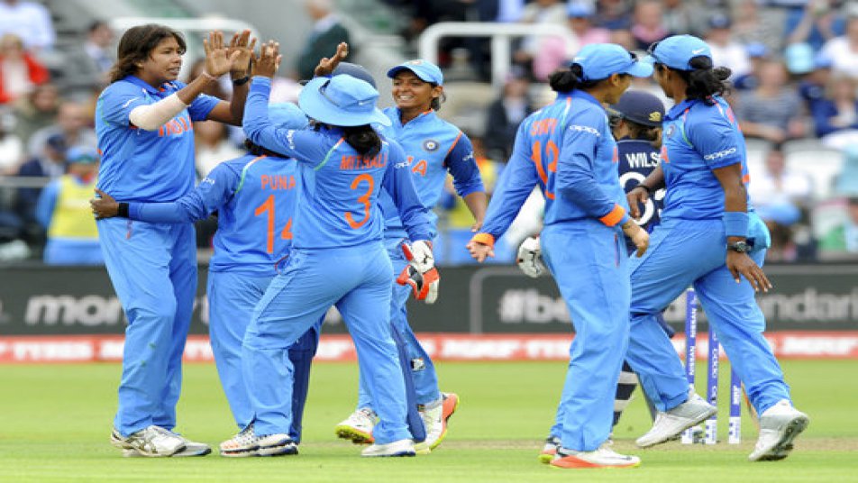 इतना ही नहीं भारतीय महिला क्रिकेटर्स के वर्ल्ड कप में शानदार परफॉर्मेंस के लिए बीसीसीआई ने हर खिलाड़ी को 50-50 लाख रुपए देने का एलान किया है.