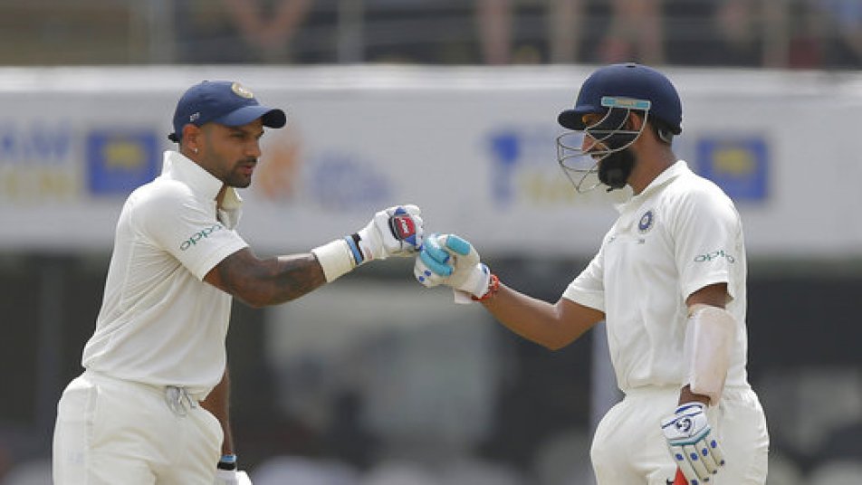इस मैच में शिखर धवन पहली पारी में शानदार 190 रनों की पारी खेली और मात्र 10 रन से दोहरा शतक लगाने से चूक गए जबकि पुजारा ने पहली में पारी में 153 रन बनाए.