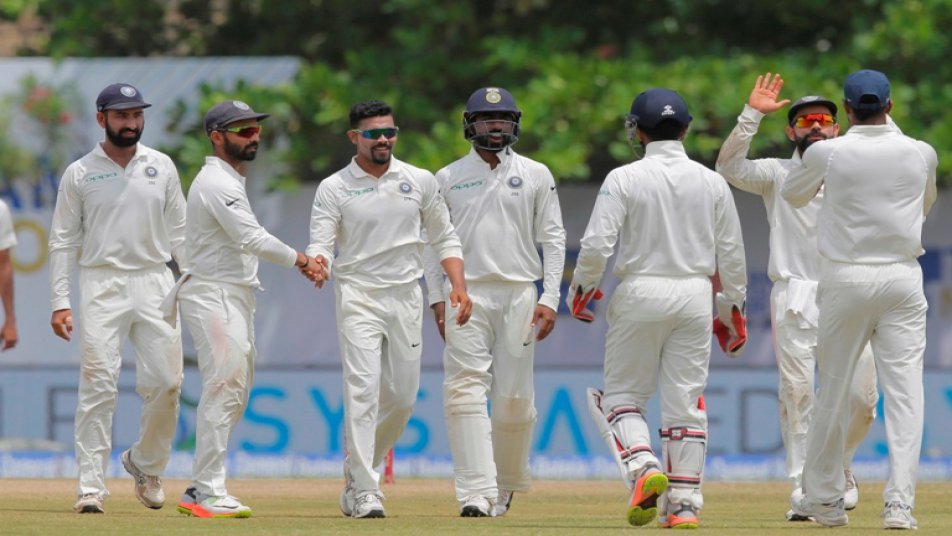 पहले टेस्ट के चौथे दिन 550 रनों के विशाल लक्ष्य का पीछा करने उतरी श्रीलंकाई टीम सिर्फ 245 रन ही बना सकी और इस तरह भारतीय टीम ने सीरीज में 0-1 से बढ़त बना ली है.