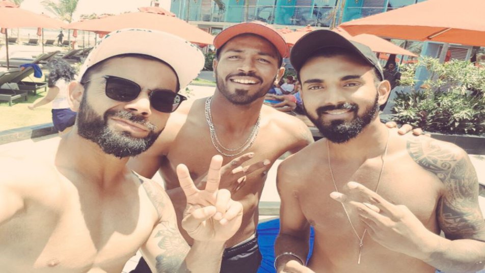 श्रीलंका के खिलाफ टेस्ट क्रिकेट में डेब्यू करने वाले हार्दिक पांड्या भी राहुल और कोहली के साथ पूल में मस्ती कर रहे हैं.
फोटो: (ट्विटर)