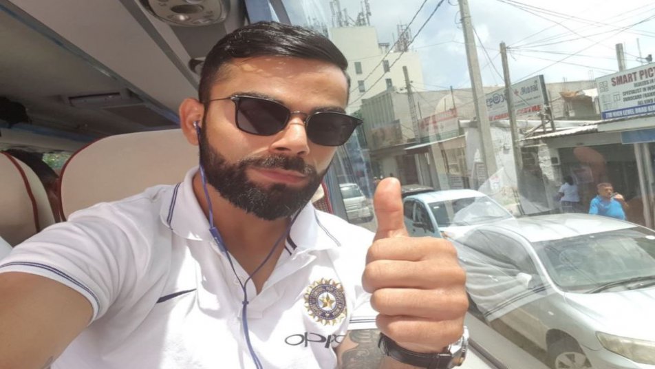 इस जीत के बाद कप्तान विराट कोहली और टीम के साथी खिलाड़ी अपनी खुशी जाहिर कतरे हुए सोशल मीडिया पर कई सारी तस्वीरें पोस्ट की.
फोटो: (ट्विटर)