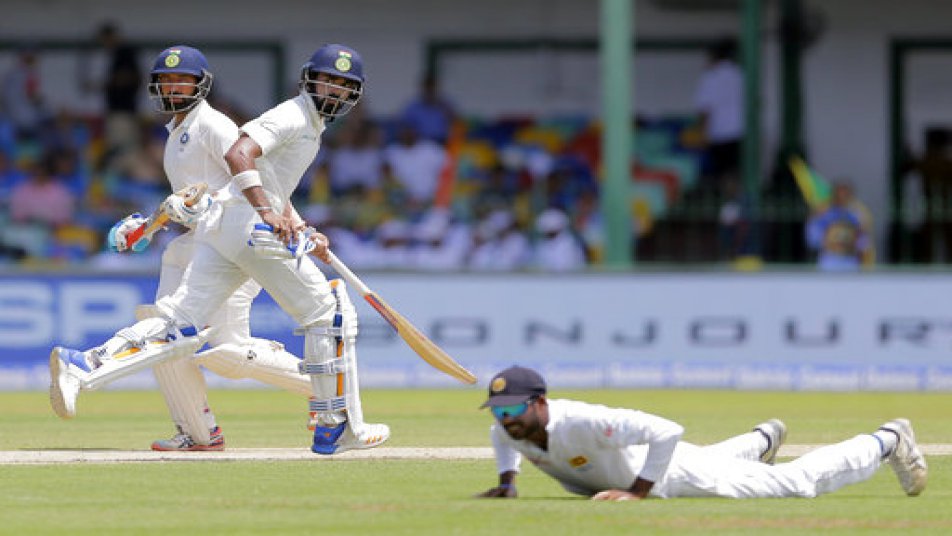 आखिरी अपडेट मिलने तक लंच के बाद टीम इंडिया 2 विकेट गंवाकर 100 रनों के पार पहुंच गई है.