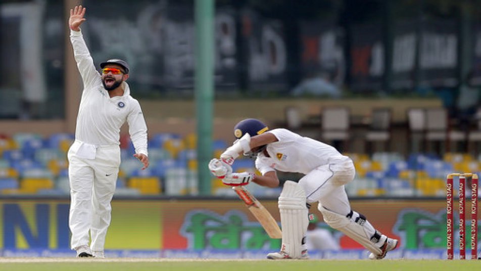 आखिरी अपडेट मिलने तक श्रीलंकाई टीम अब भी फॉलो-ऑन बचाने से बहुत दूर है, जबकि उसके पास आधी से भी कम टीम बची है.