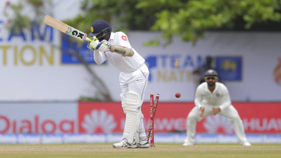 भारतीय टीम के गेंदबाजों ने कमाल का प्रर्दशन करते हुए पहली पारी में श्रीलंका को मात्र 183 रनों पर समेट दिया.