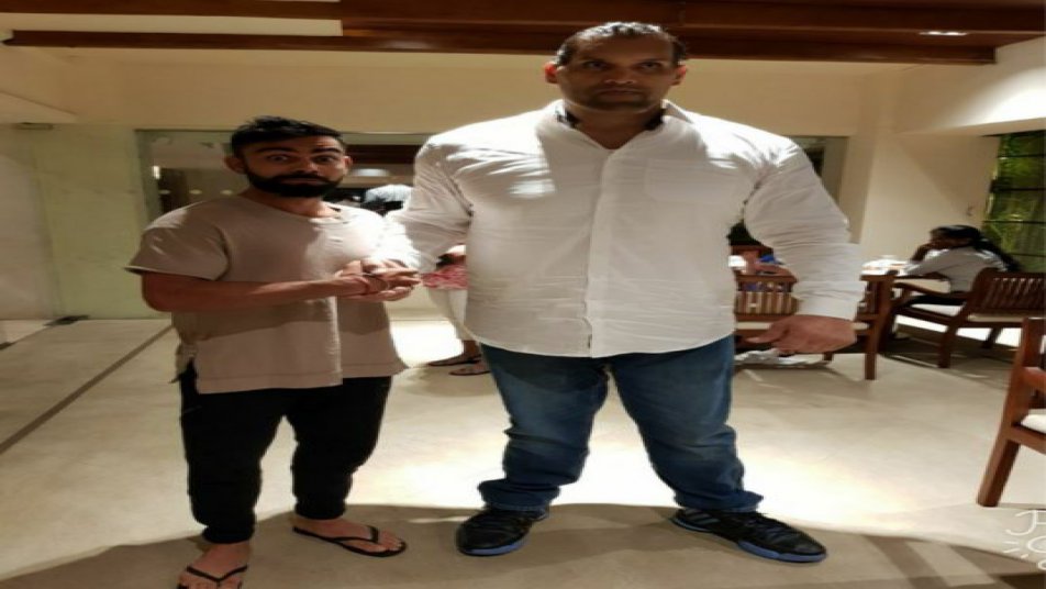 खली से मुलाकात की तस्वीर पोस्ट करते हुए विराट ने कहा 'द ग्रेट खली से मिलना शानदार रहा.
फोटो: (ट्विटर) 