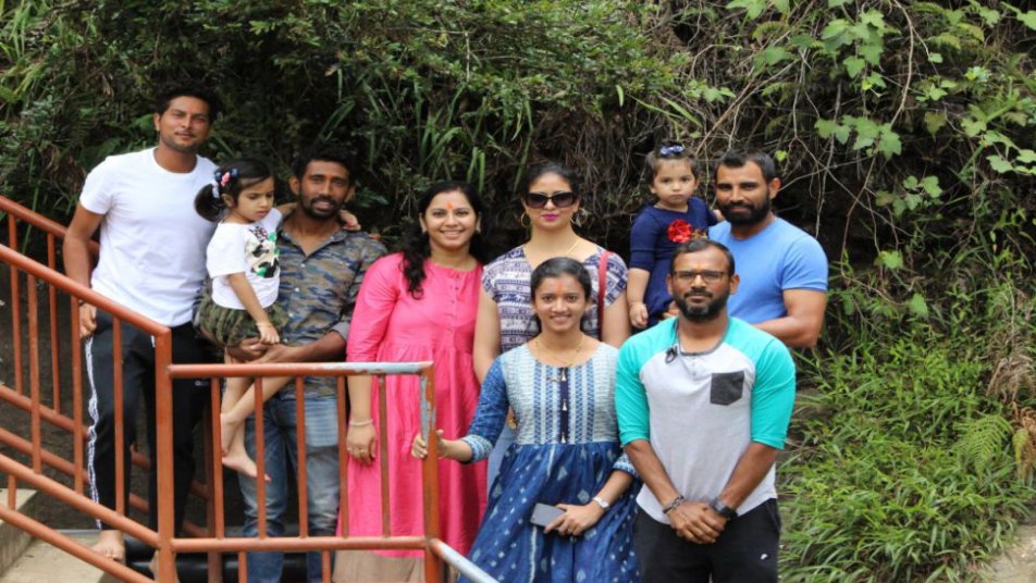 टीम के तेज गेंदबाज मोहम्मद शमी अपनी पत्नी और बच्चों के साथ यहां आए.