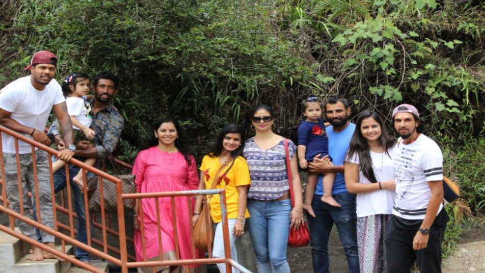 विकेटकीपर ऋद्धिमान साहा और इशांत शर्मा भी अपनी पत्नी के साथ यहां आए.
