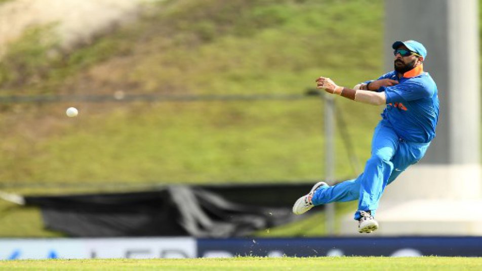 उन्होंने गोपनीयता की शर्त पर पीटीआई से कहा, ‘‘उनकी बल्लेबाजी में अब पहले जैसी नहीं रही. वह बमुश्किल गेंदबाजी करते हैं और उनका क्षेत्ररक्षण भी लचर हो गया है. अगर हमें 2019 विश्व कप के लिये टीम तैयार करनी है तो हमें अभी फैसला करना होगा. महेंद्र सिंह धोनी के मामले में हमारे पास अब भी कोई अच्छा विकल्प नहीं है लेकिन युवराज का स्थान लेने के लिये कई दावेदार हैं.’’