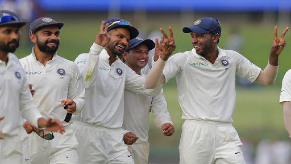 भारत के साथ पल्लेकेले अंतर्राष्ट्रीय स्टेडियम में जारी तीसरे और अंतिम टेस्ट मैच के दूसरे दिन रविवार को पहली पारी में 135 रनों पर सिमटने के बाद श्रीलंकाई टीम ने फॉलोऑन करते हुए में दिन का खेल खत्म होने तक 19 रन के कुल योग पर एक विकेट गंवा दिया है. भारत ने शिखर धवन (119) और हार्दिक पंड्या (108) के शतकों की बदौलत अपनी पहली पारी में 487 रन बनाए थे. इस स्कोर से श्रीलंकाई टीम अब भी 333 रन पीछे है. उसके सामने एक और पारी की हार बचाने का संकट है.