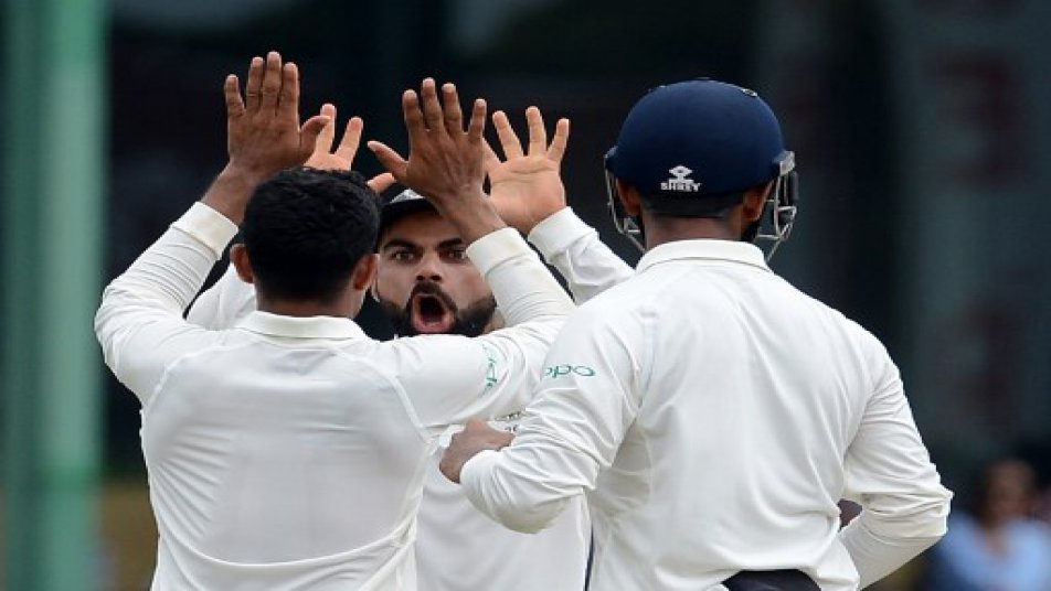 श्रीलंका के साथ खेली गई 3 टेस्ट मैचों की सीरीज़ को क्लीनस्वीप कर भारतीय टीम ने दौरा का दमदार आगाज़ किया है. लेकिन अब भारतीय टीम की नज़रें कल यानि रविवार से शुरू होने वाली वनडे सीरीज़ पर है.