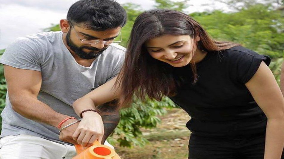 श्रीलंका के खिलाफ धमाकेदार जीत के साथ ही टीम इंडिया के कप्तान और अभिनेत्री अनुष्का शर्मा के ईश्क की दास्तां इस बार श्रीलंका में भी दिखाई दे रही है. कप्तान विराट अपने प्यार अनुष्का के साथ पौधा लगाने पहुंचे. दोनों ने मिलकर एक पौधा लगाकर पर्यावरण को संभालने को लेकर संदेश दिया.