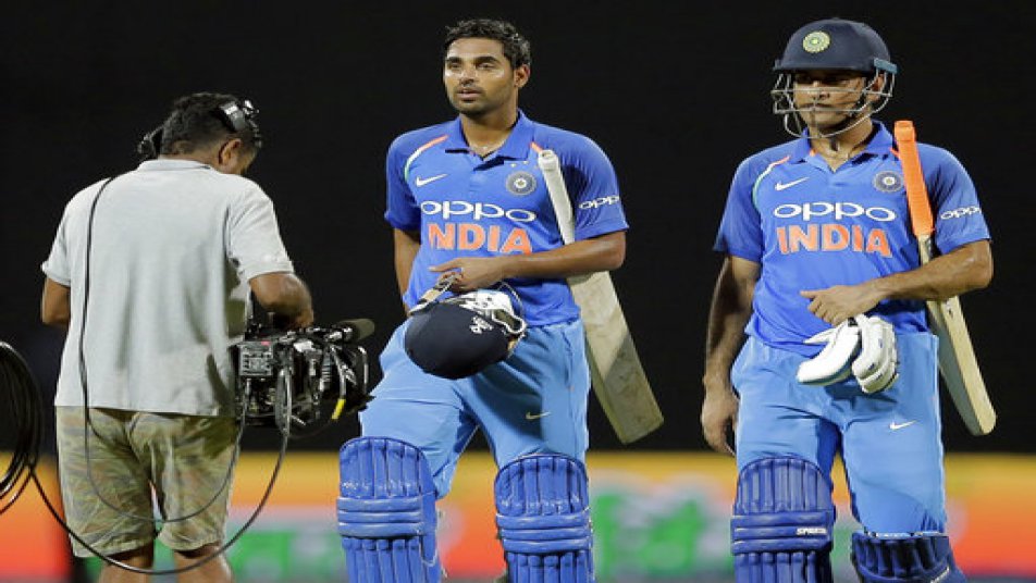 7 विकेट गिरने के बाद धोनी ने भुवनेश्वर से कही 'एक' बात!