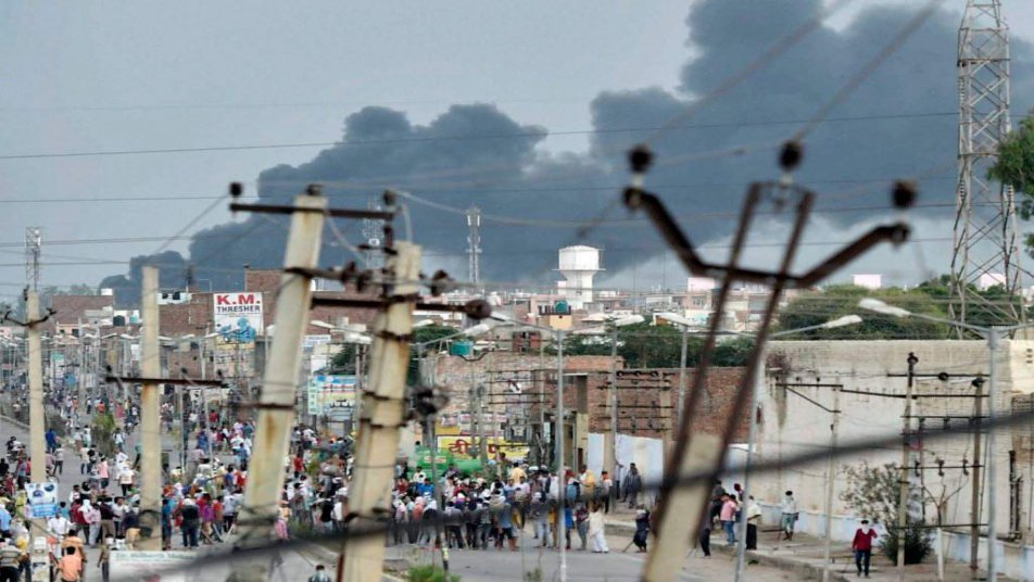 समर्थकों को काबू में करने के लिए सुरक्षा बलों द्वारा की गई गोलीबारी में 30 लोगों की मौत हो गई. इसमें 250 से ज्यादा लोग घायल हो गए हैं.