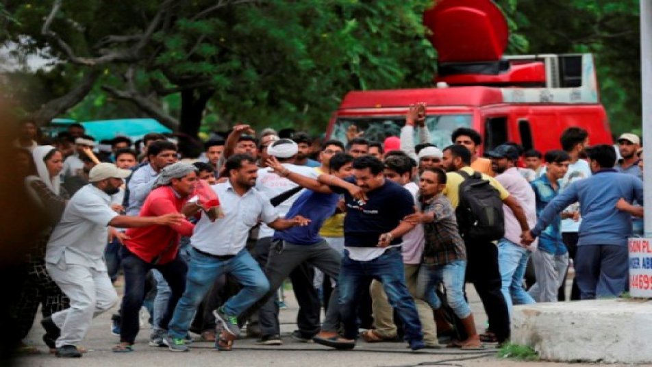कुछ ही देर में हरियाणा का पंचकुला जैसे किसी युद्ध क्षेत्र में बदल गया. राम रहीम के पंजाब व हरियाणा में लाखों समर्थक हैं. पंजाब में दस जगहों पर सेना को बुलाया गया है.