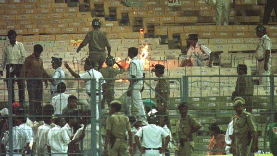 गौरतलब है कि इस दृश्य ने 1996 के वर्ल्ड कप सेमीफाइनल की यादें ताजा कर दी, जब कोलकाता के ईडेन गार्डन मैदान में श्रीलंका के खिलाफ भारतीय पारी लड़खड़ा गई थी.