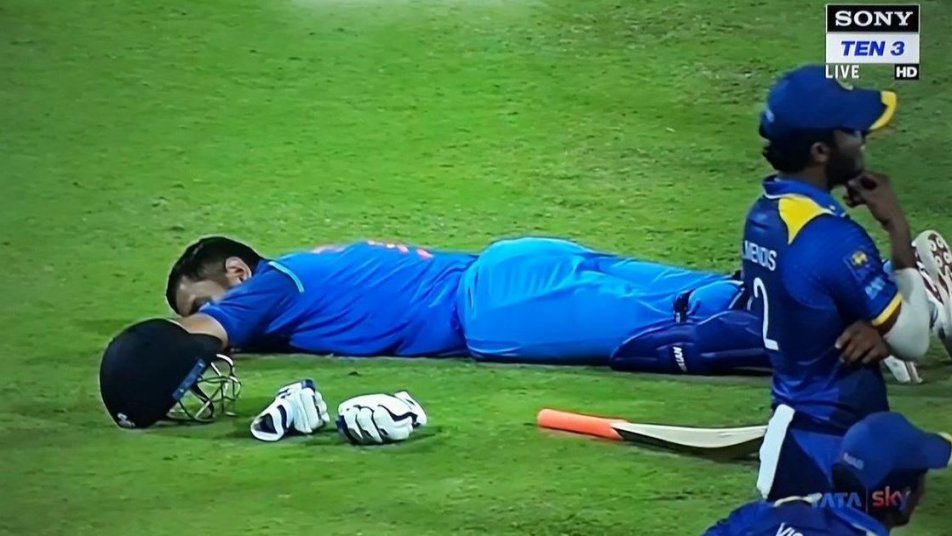 जब दर्शकों ने उपद्रव मचाया और मैच कुछ देर के लिए रूक गया तो धोनी ने मैदान पर ही थोड़ी देर नींद की एक झपकी लेने का मन बना लिया.