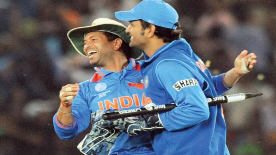 धोनी के इस मुकाम पर पहुंचने के बाद उन्हें सबसे पहले बधाई देने वालों में तेंदुलकर शामिल थे जिन्होंने सर्वाधिक 463 एकदिवसीय मैच खेले हैं. धोनी को अंतरराष्ट्रीय क्रिकेट में 100 अर्धशतक पूरा करने के लिये एक पचासा और वनडे में 100 बल्लेबाजों को स्टंप आउट करने वाला पहला विकेटकीपर बनने के लिये एक स्टंप की जरूरत है तथा तेंदुलकर ने उम्मीद जतायी कि यह मैच रांची के इस क्रिकेटर के लिये खास होगा.