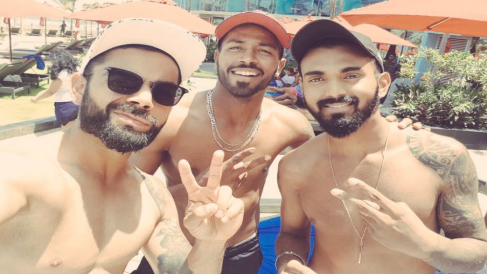 क्रिकेटर्स टैटू से लेकर नए-नए हेयरस्टाइल्स के साथ मैदान पर अलग-अलग रूप में नज़र आते हैं.