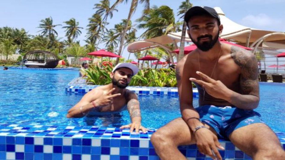 लेकिन अब क्रिकेट पूरी तरह से बदल चुका है, आज भारतीय टीम में विराट कोहली, हार्दिक पांड्या, शिखर धवन जैसे युवा सितारें हैं जो टैटू और अलग-अलग तरह के हेयरस्टाइल लवर हैं.