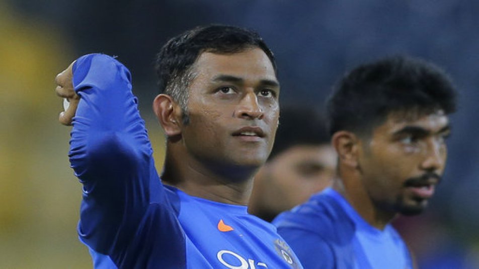 शास्त्री ने कहा कि 2019 विश्व कप से पहले भारत प्रयोग करने और रोटेशन की नीति अपना रहा है लेकिन 36 वर्षीय धोनी इस योजना में बरकरार हैं.