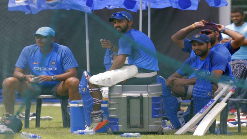 शास्त्री का पूर्णकालिक कोच के तौर पर कार्यकाल जीत के साथ शुरू हुआ है, भारतीय टीम ने श्रीलंका में लगातर दूसरी टेस्ट सीरीज जीती और अब दबदबा बनाते हुए वनडे सीरीज में भी 4-0 से अजेय बढ़त बना ली है.