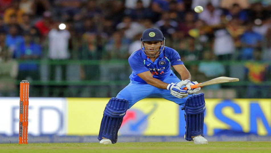 टीम इंडिया इस वक्त श्रीलंका में वनडे सीरीज का अपना आखिरी और पांचवां मैच खेल रही है. भारत ने इस मुकाबले में बेहतरीन गेंदबाजी की है और लंकाई टीम को सिर्फ 238 रनों पर रोक दिया है.