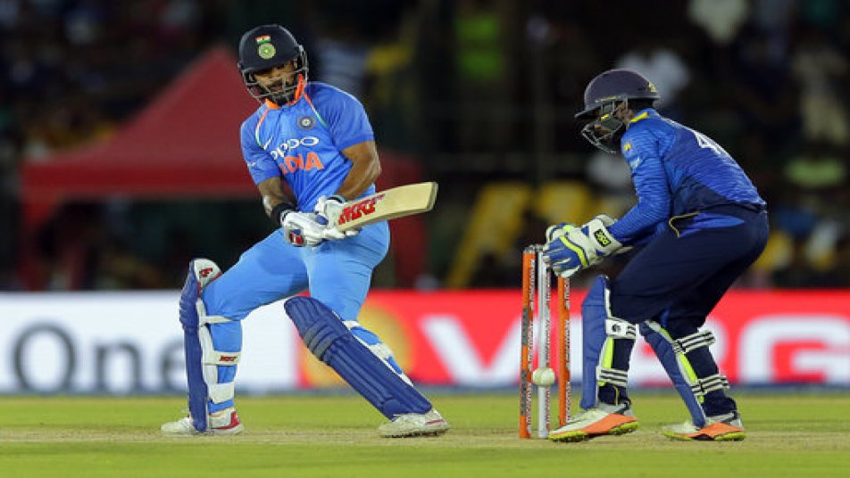 शिखर धवन ने तस्वीर शेयर कर बताया, सुधर रही है मां की सेहत