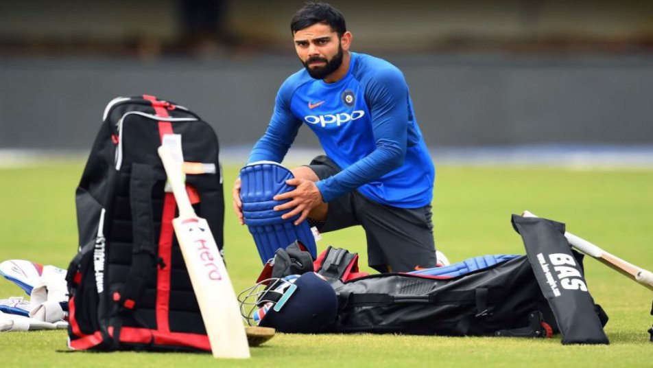 उन्होंने कहा,‘‘मैं भी यही करने का प्रयास करता हूं. मेरे अंदर प्रदर्शन की भूख कभी खत्म नहीं होती. मैं अंतिम समय तक प्रदर्शन करना चाहता हूं. मेरे अंदर आठ साल या अगर मैं कड़ी ट्रेनिंग करता हूं तो 10 साल का खेल बचा है. मैं रोज नयी शुरुआत करता हूं और छोटी चीजें भी मेरे लिए काफी मायने रखती हैं.’’ कोहली ने इस दौरान युवाओं को घर से बाहर निकलकर खेलने की सलाह दी.