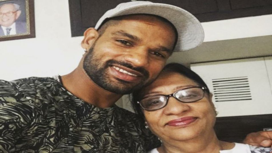 आपको बता दें कि अपनी बीमार मां को देखने के लिए शिखर धवन श्रीलंका के खिलाफ आखिरी वनडे और इकलौता टी20 मैच भी छोड़कर वापस स्वदेश लौट आए थे.