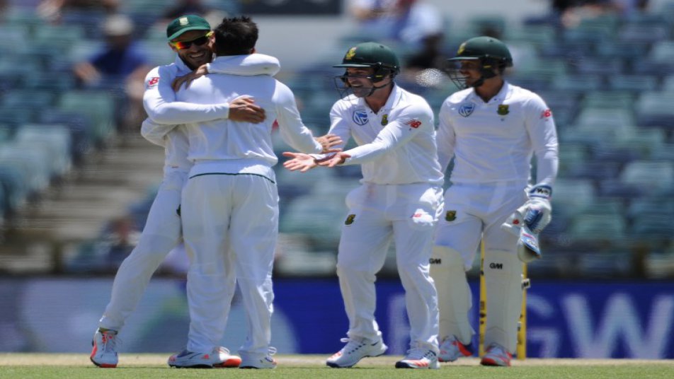 आईसीसी टेस्ट रैंकिंग में नबंर दो पर काबिज साउथ अफ्रीका की टीम को टेस्ट क्रिकेट में एक बड़ा झटका लगा है.