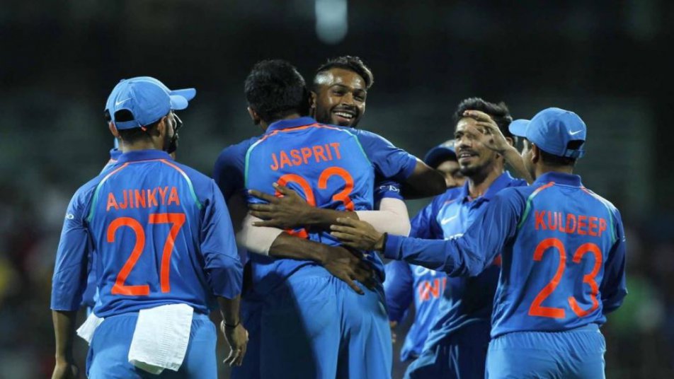 चेन्नई एयरपोर्ट पर दिखा महेंद्र सिंह धोनी का 'कूल' अंदाज