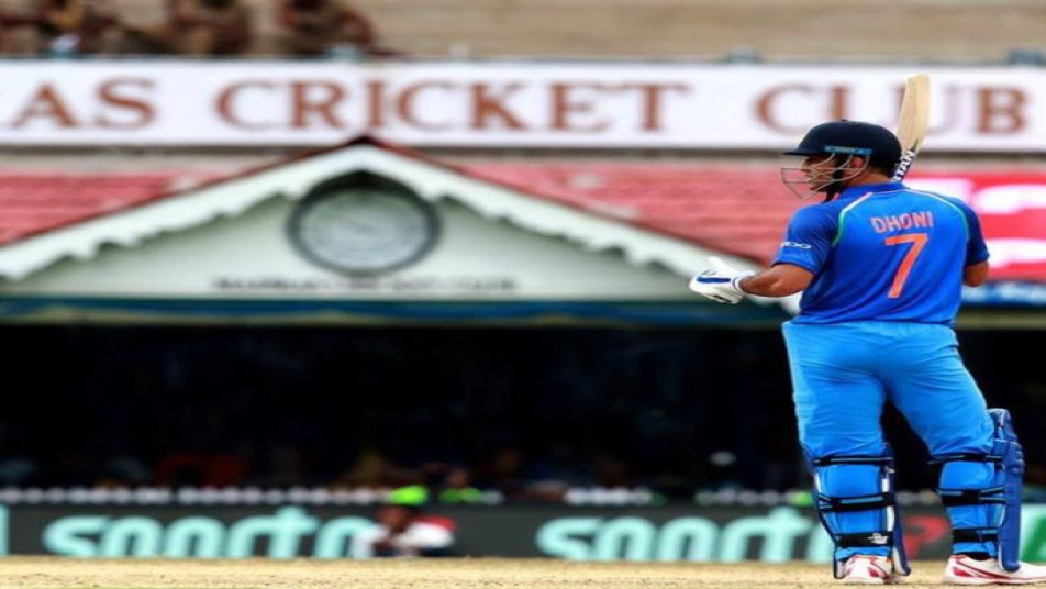 आपको बता दें कि ऑस्ट्रेलिया के खिलाफ पहले मैच में धोनी ने 88 गेंदों में 79 रनों की पारी खेली.