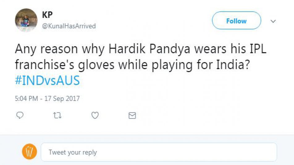 केपी नाम के एक यूज़र ने लिखा, 'कोई कारण बता सकते है कि आखिर क्यों हार्दिक पांड्या ने भारत के लिए खेलते हुए अपनी आईपीएल फ्रेंचाइज़ी मुंबई इंडियंस के ग्वल्स पहने?'