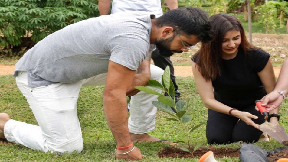 टीम इंडिया की जीत के साथ श्रीलंका में दिख रही हैं विराट-अनुष्का की नज़दीकियां